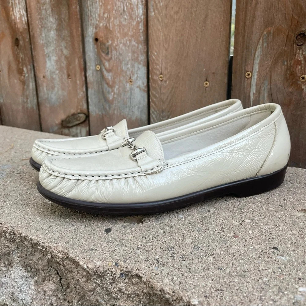 SAS Women’s Cream Beige‎ Loafer Slip On Silver Buckles Shoe Size 9.5